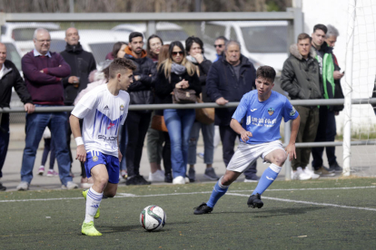 Los jugadores y el cuerpo técnico del Juvenil A del Lleida celebran la salvación en el césped de Gardeny.