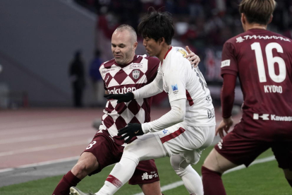 Iniesta intenta eludir un rival ahir durant la Supercopa del Japó.