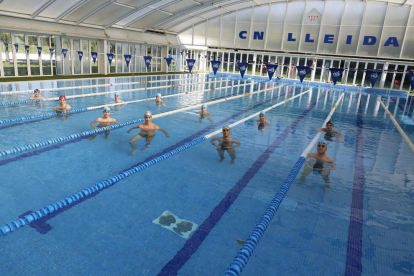 Un partido de pádel en las instalaciones del Sícoris. A la derecha, nadadores del CN Lleida durante un entrenamiento.
