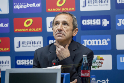 Joan Carles Oliva, con gesto serio ayer en la sala de prensa, tras el partido ante el Ejea.