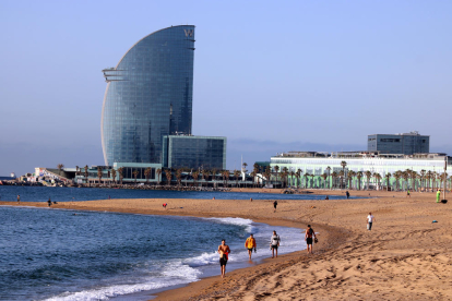 Una platja de Barcelona amb banyistes i esportistes aquesta setmana.