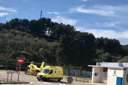 El helicóptero y la ambulancia del SEM, en el parking de las piscinas municipales. 
