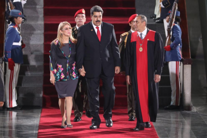 Nicolás Maduro i la seua esposa, en la presa de possessió, ahir.