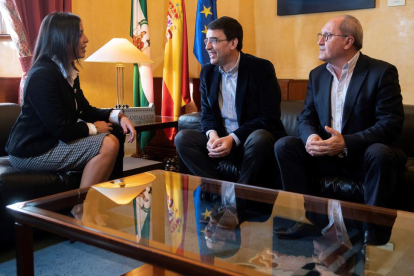 La presidenta del Parlamento andaluz, Marta Bosquet, ayer, con los representantes del PSOE-A.