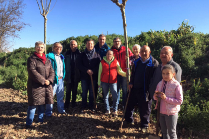 Los participantes en la plantación de árboles en Lleida