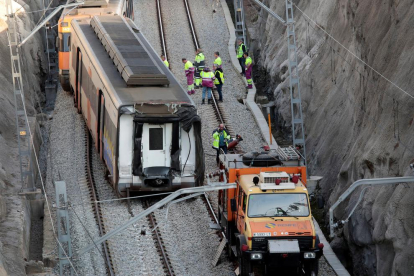 Operaris treballant ahir un dels dos combois implicats en l’accident.