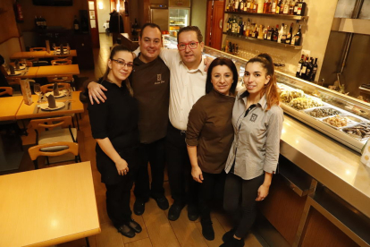 Foto de familia de los trabajadores del restaurante Bellera tomada ayer, con Eduard Bellera, el actual propietario, en el centro. 