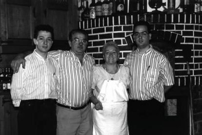 Foto de família dels treballadors del restaurant Bellera presa ahir, amb Eduard Bellera, l’actual propietari, al centre.