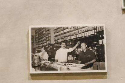 Foto de família dels treballadors del restaurant Bellera presa ahir, amb Eduard Bellera, l’actual propietari, al centre.