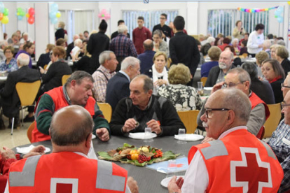 Usuaris i voluntaris de Creu Roja Lleida en una imatge d'arxiu.