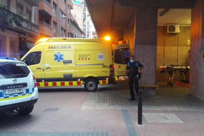 Una ambulancia, en la calle Comerç, trasladó al joven al hospital. 