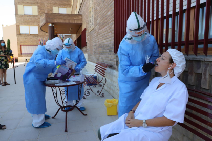 Sanitaris fan un test a una treballadora d’un centre geriàtric d’Aitona.