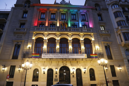 La fachada de la Paeria, iluminada con los colores del arco iris. 