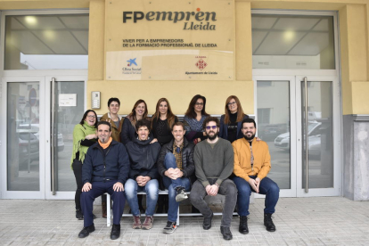 Foto de familia de los emprendedores del vivero, el conserje y la teniente de alcalde, Anna Campos. 