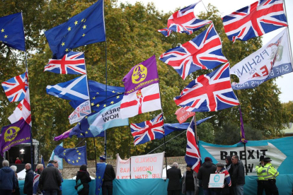Imatge de mobilitzacions de defensors i detractors del Brexit davant del Parlament britànic.