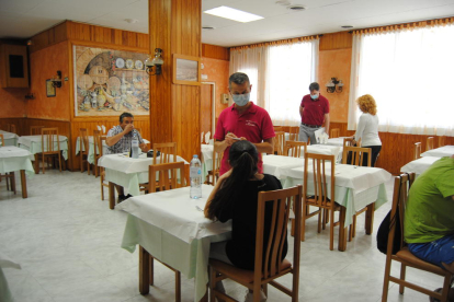 El interior del restaurante ‘El Gat’ de Tàrrega, ayer por la mañana con varios clientes. 