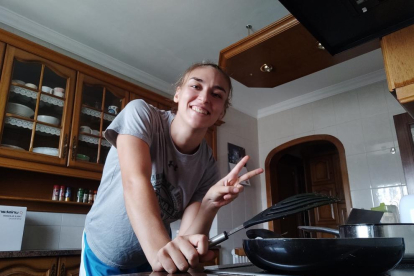 Ari Pujol, cocinando en su casa de La Seu, donde está aislada después de pasar los test de Covid-19.