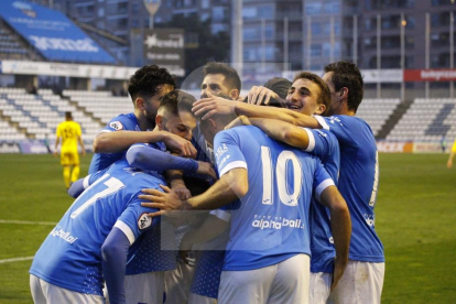 El Lleida golea al Badalona (3-0) con doblete de Xemi