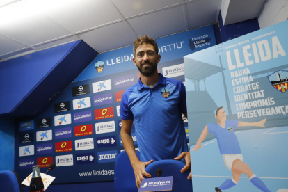 Molo, entrenador del Lleida, a la sala de premsa de l’estadi.