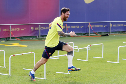 Leo Messi, somrient, es va entrenar ahir sense problemes en la tornada al treball del FC Barcelona.