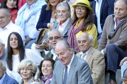L’emèrit Joan Carles I, a punt de recollir la montera d’un torero en una corrida a Madrid el 2015.