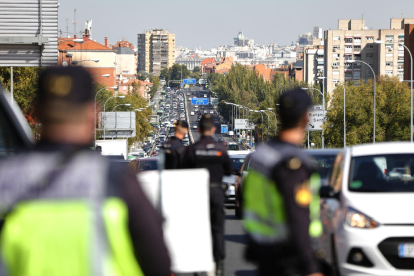Agents de la Policia Nacional realitzen un control a la carretera A-5, a Madrid, per fer complir les restriccions de l’estat d’alarma.