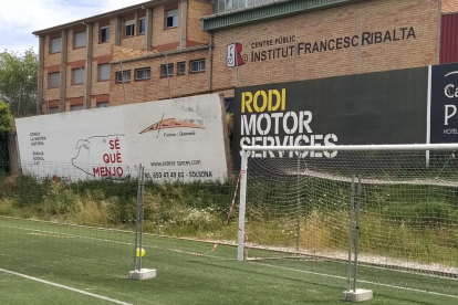 Imagen del muro que cedió y que separa el campo de fútbol con el Institut Francesc Ribalta.