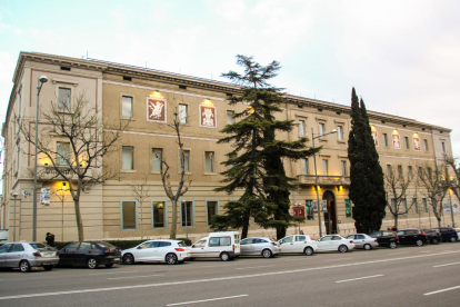 Vista de la fachada de la Biblioteca Pública de Lleida. 