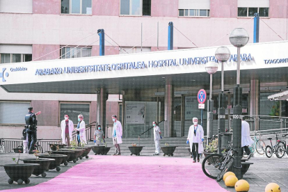 La entrada del Hospital de Txagorritxu de Vitoria, donde se ha detectado un foco de coronavirus.
