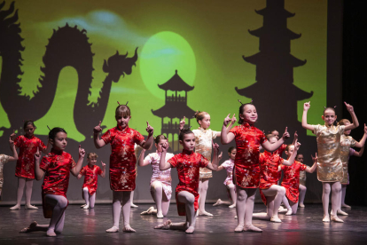 L’espectacle de Tàrrega va ser a càrrec d’unes 90 ballarines de quatre escoles de dansa.