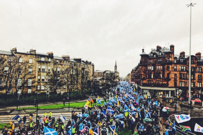 Imatge de part dels manifestants que van sortir ahir als carrers de Glasgow.