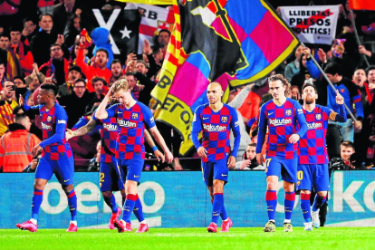 Messi celebra el gol de penal que va marcar dissabte a la Reial i que torna a fer líder el Barcelona.