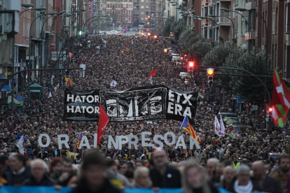 Imatge de la manifestació celebrada ahir a Bilbao a favor dels presos d’ETA.