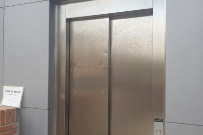 Un dels dos ascensors que no funcionen.