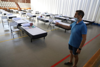 El alcalde de Torres de Segre, Joan Carles Miró, muestra las 40 camas y otros tantos ‘kits’ preparados.
