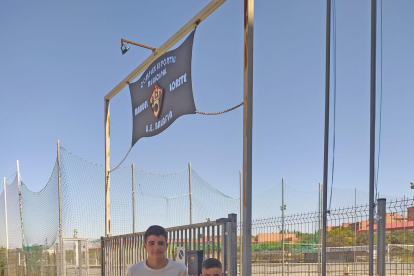 Aarón y Lluís Velilles, ante el campo de la UE Balàfia, club en el que ambos se iniciaron en el fútbol.