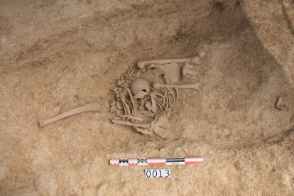 Vista de los trabajos de excavación arqueológica en una de las fosas localizadas en El Cogul. 