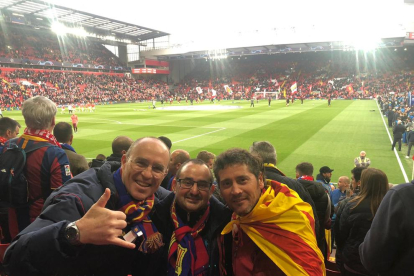 Joan Baqué i Josep Maria Ximeno, de la Penya Barcelonista de Soses, disfressats de Beatles a The Cavern, amb Xavi, de la Ciutat de Lleida.