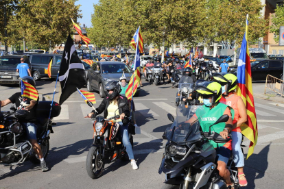 Desenes de motos sortint del Camp d’Esports davant dels cotxes ahir a la tarda quan va arrancar la marxa independentista.