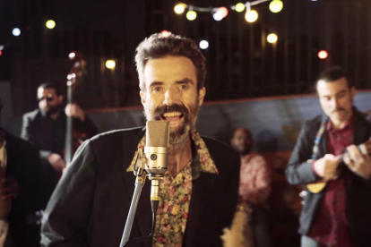 Fotograma extret del videoclip de la cançó ‘Eso que tú me das’ en el qual apareix Pau Donés.