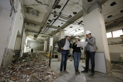 El arquitecto municipal, Jaume Terés (izquierda), ayer durante una visita de obras a la planta baja de la antigua Audiencia en Ferran.