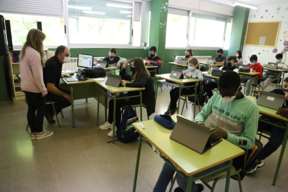 Alumnes i professors porten mascareta a classe.