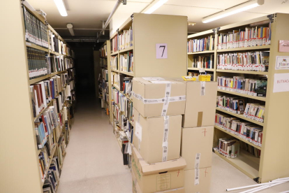 El magatzem de la Biblioteca de Lleida guarda al voltant de 50.000 documents.