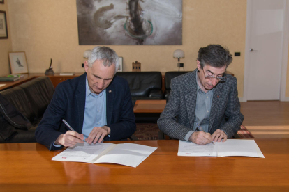 Josep Usall y Jaume Puy firman el convenio.
