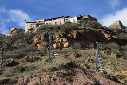 Les obres per instal·lar malles que es porten a terme a la C-13 a l’altura de Talarn.