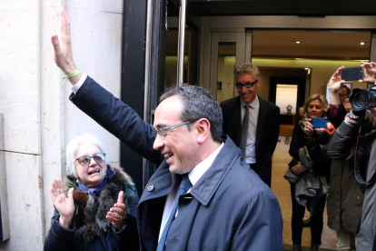 Josep Rull saluda en su llegada a la Mutua Terrassa.