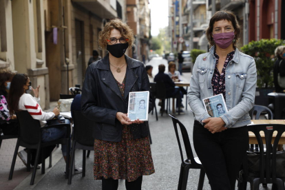 Presentació a Lleida - La historiadora i professora de la UdL Antonieta Jarne (esq.) va ser l’encarregada de presentar ahir a La Baula el llibre Guillem (Amsterdam), de Núria Cadenes. L’acte es va fer al carrer del Nord per adaptar-se a les m ...