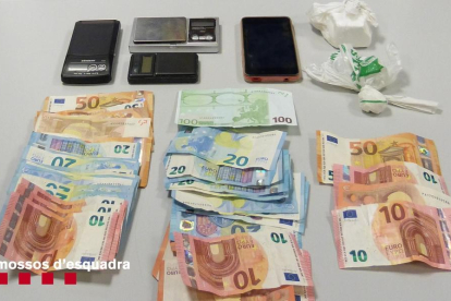 Imatge de la cocaïna, els diners i les bàscules confiscades.