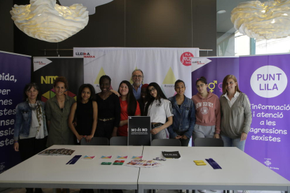 Els participants en el videoclip durant la presentació, ahir al Centre de Recursos Juvenils de la Palma.