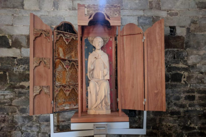 Imatge del tabernacle amb l’escultura del sant.
